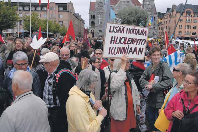 VUOSIKERTOMUS 2016 5 Eläkeläisille tärkeitä vaatimuksia esitettiin myös Joukkovoima-kansanliikkeen järjestämässä mielenosoituksessa Helsingissä.