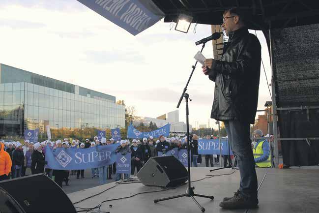 VUOSIKERTOMUS 2016 7 Toiminnanjohtaja Hannu Partanen puhui Suomen lähi- ja perushoitajaliitto SuPerin mielenilmauksessa hyvän vanhustenhoidon puolesta.