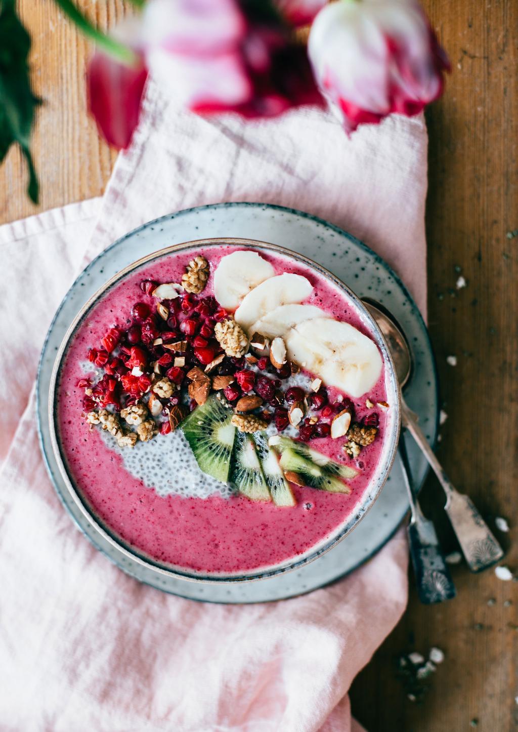 Powerkulho VEGAANINEN PÄHKINÄTÖN Kun et osaa päättää chia-vanukkaan ja smoothien välillä, tee molemmat ja pyöräytä itsellesi powerkulho, joka antaa varmasti hyvän mielen energiaa!