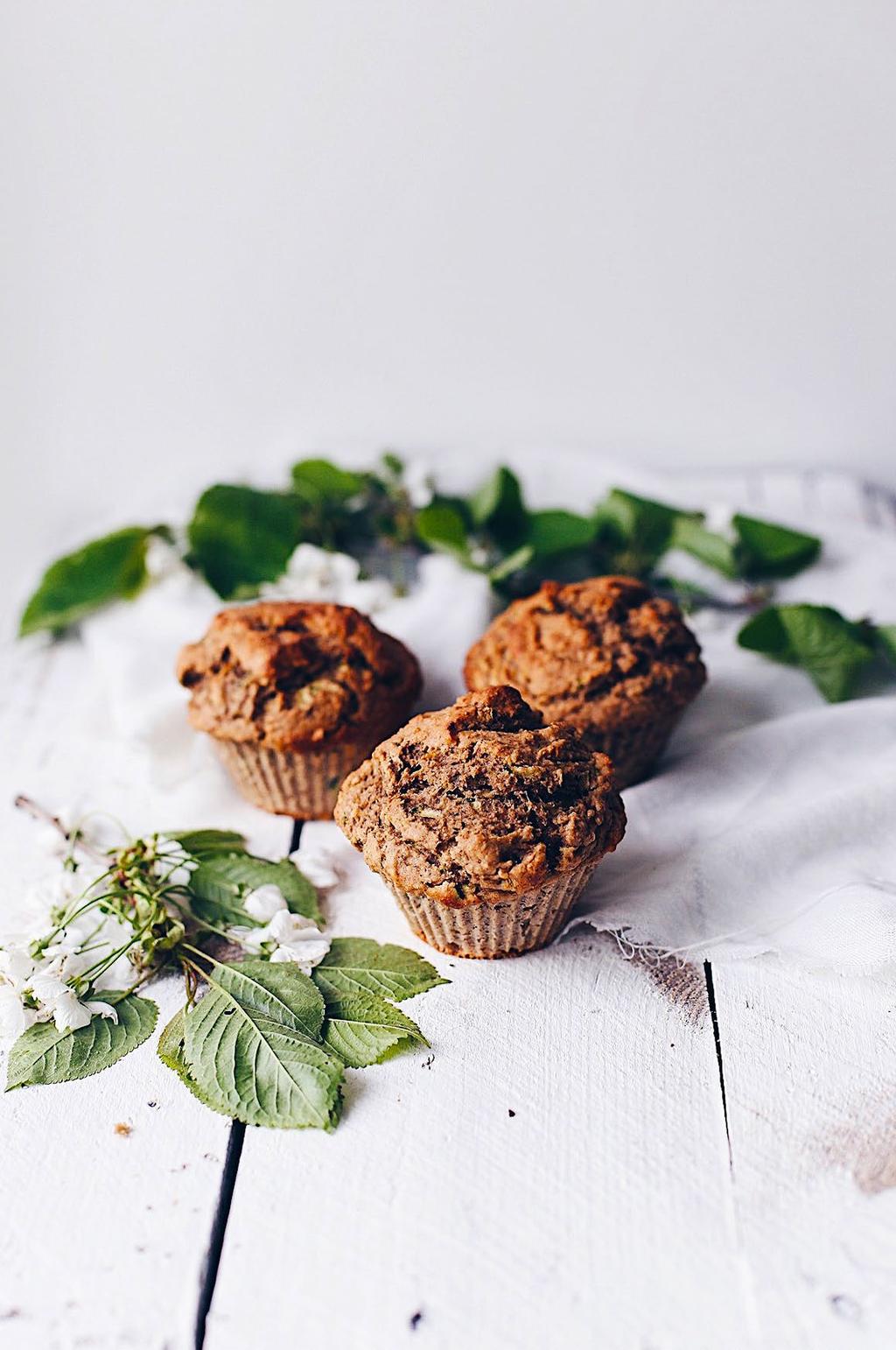 Kesäkurpitsamuffinssit VEGAANINEN PÄHKINÄTÖN Muffinsseihin voi helposti kätkeä kaikenlaisia kasviksia ja oma lempparini on kesäkurpitsa, joka sopii hyvin yhteen banaanin kanssa.