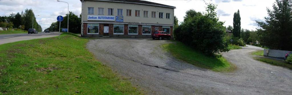 Rakennuksen itäpuolella sijaitsee asfaltoitu parkkialue (kuva 11). Tontin tasatun pohjoisosan itäisin osa on nurmella olevaa piha-aluetta.