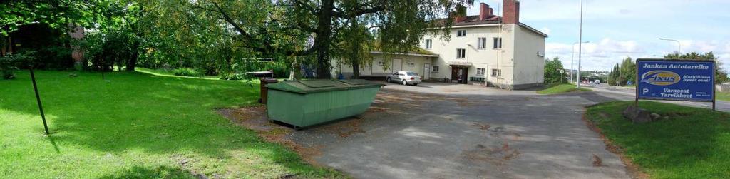 Kuva 11. Tontin pohjois/itäosaa, jolla sijaitsee asfaltoitu parkkialue ja tasattua, nurmella olevaa pihamaata.