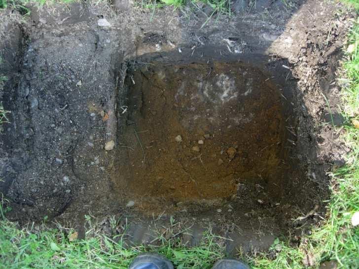 Koekuopassa 9 oli 29 44 cm syvyydessä hiilensekainen, ruskea hiekkakerros, josta löydettiin tiilimurskaa, posliininpala sekä palanutta savea (kuvat 19 ja 20). Kerroksen alla oli punertava pohjahiekka.
