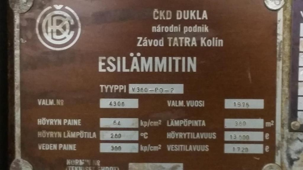 8 Kuvassa 2 on Hanasaaren voimalaitoksen syöttöveden esilämmittimen tyyppikilpi kuvattuna paineastian kyljestä.