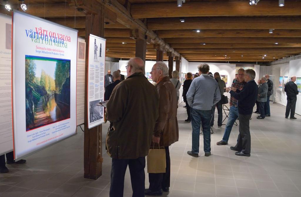 Lappeenrannan museot / Tuomas Nokelainen Väri on valoa -näyttelyn avajaisissa oli runsaasti kiinnostunutta yleisöä.