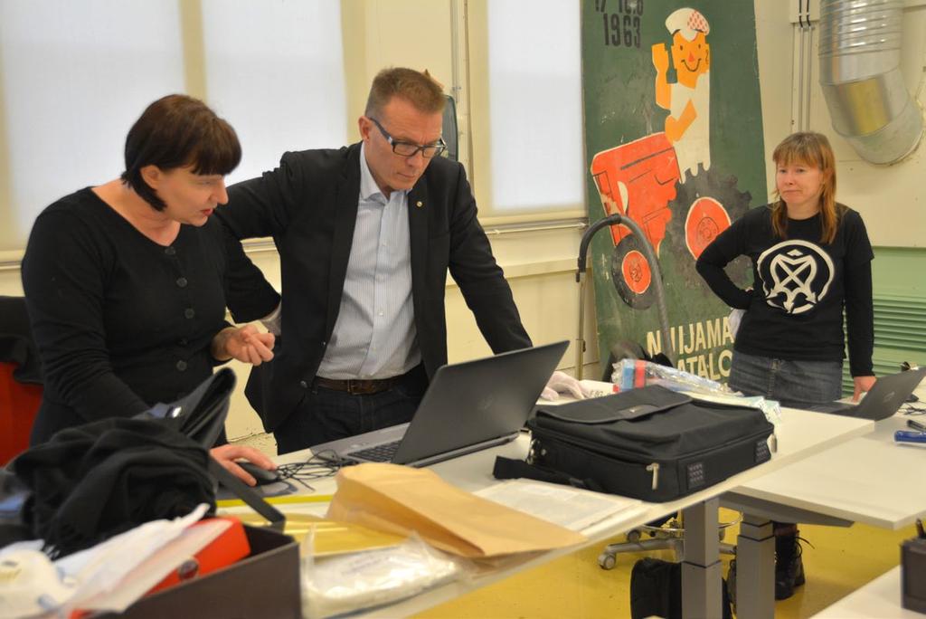 Lappeenrannan museot / mona taipale Kutsu poliitikko museoon -teemaviikolla Kokoomuksen kansanedustaja Jukka Kopra vietti yhden päivän museoharjoittelussa ja tutustui mm.