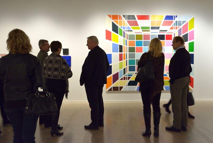 Lappeenrannan museot / Tuomas Nokelainen Vexi Salmi ja avajaisvieraita Keräilyn vimmaja Kotka Ohoy! näyttelyiden avajaisissa 1.