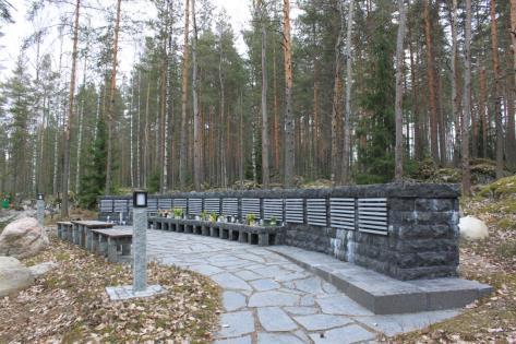 Muistolehtojen suunnittelun erityispiirteitä Kuva 18. Levon hautausmaan luonnontilainen muistolehto. Hauta-alue on nimimuurin takana metsässä.