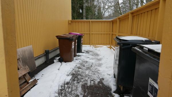 Sivu 15 / 25 3.15. Jätehuolto Jätehuoltojärjestelyt yksittäiset jäteastiat Sijainti talon päädyssä Jätehuollossa ja lajittelussa noudatetaan voimassa olevia kunnan jätehuoltomääräyksiä.