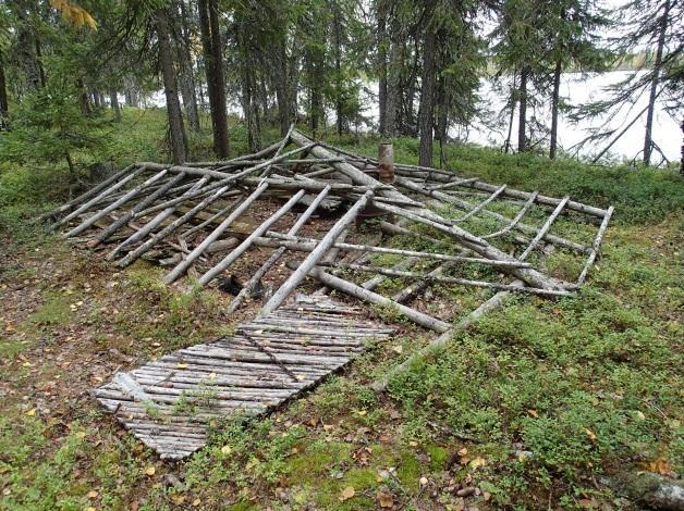 historialliselta ajalta. Rakennus koottu kehikoista, jotka on kyhätty riu uista.