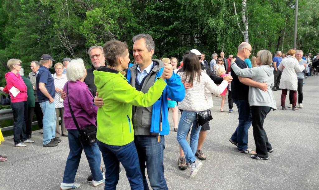 6 Eipä siinä kauan kestänyt kun hanuristi Merja Mattila lumosi soitollaan yleisön, niin nuoret kuin iäkkäämmätkin, joilta jalka nousi kuin ennen vanhaan.