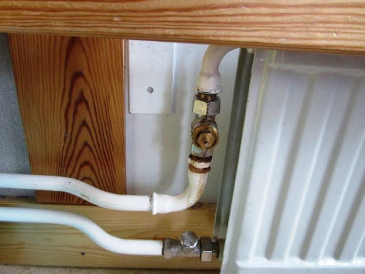 Kosteusvauriokartoitus/ Suitsikujan päiväkoti Sivu 12 (13) Kuva 27 Liitoskohdalla ruostetta. Termostaattia ei ole.