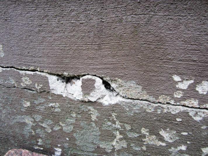 Perusmuurin ulkopinnassa mustaa muovia.