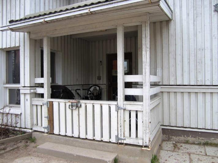 Pääpiirustustekstien mukaan ulkoseinissä on puutolpat 50 x 125 k 600 ja välissä mineraalivillaeriste. Ulkopinnassa on 50 mm mineraalivillaeriste, rimoitus ja lomalaudoitus.