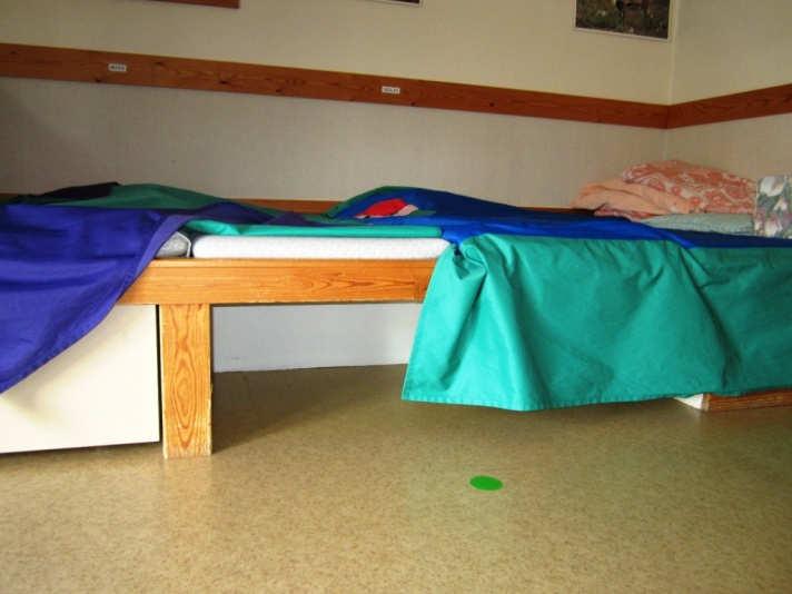 Kosteusvauriokartoitus/ Suitsikujan päiväkoti Sivu 8 (13) Kuva 13 Ulkoseinää vasten kiinteä sänky.