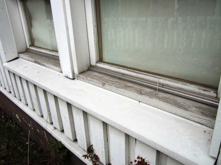 Ikkunoiden ulkopuitteiden ja tuuletusikkunoiden karmien maalipinnat ovat kuluneet, koska karmeja ei ole suojattu pellityksellä