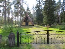 Sieltä on löydettävissä paljon sukuhautoja sekä upeita koristeellisia vanhoja hautaristejä. Vanhin olemassa oleva hauta on vuodelta 1886.