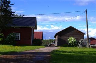 neliömuotoinen pihapiiri, jossa perinteistä talonpoikaisrakentamista.