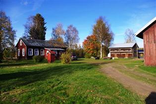 luvulla perustettu tila, jonka pihapiirissä on perinteistä rakennuskantaa edustava kaksiaukkoinen luhtiaitta 1700 luvulta, asuinrakennus vuodelta 1929,