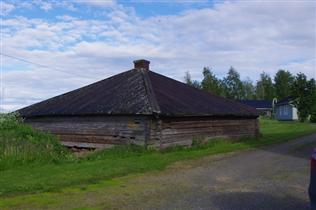 perinteistä ja uudempaa rakennuskantaa käsittävä pihapiiri, jossa vanha asuinrakennus ja pyramidikattoinen kesänavetta.