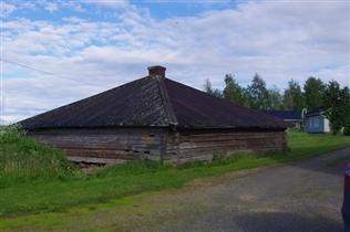 perinteistä ja uudempaa rakennuskantaa käsittävä pihapiiri, jossa vanha asuinrakennus ja pyramidikattoinen kesänavetta.