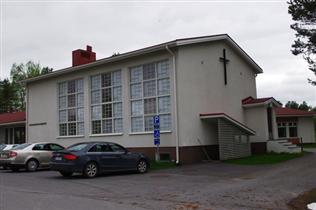 seurakuntasalin ja asuntosiiven sisältäneestä rakennusosasta, 1976 toteutetusta Arkkitehtitoimisto Pirkko ja Risto Jämsän suunnittelemasta lisärakennusosasta sekä pääasiallisesti em.