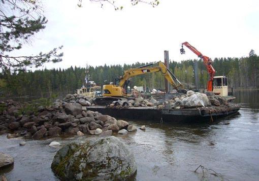 (D) Enonkoski laskee Ylä-Enonvedestä Enonveteen. Se on noin 200 metriä pitkä vuolasvirtainen koskipätkä. Enonkoskessa on useita maisemapatoja ja myllyraunio.