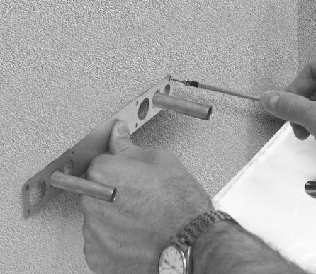85 5.3 Hyvä tietää Asennusohjeet Ohjaa kupariputki läpi seinästä. Sovituskehyksellä varmistetaan, että putket ovat oikealla etäisyydellä ja korkeudella toisis taan.