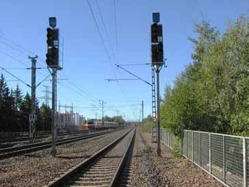 To the right, signal E581 that displayed the Stop aspect which the trainset passed. The mast has no shunting work sign.