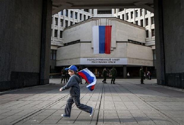 Poika Venäjän lipun kanssa Krimin parlamenttitalon edessä 499 498 The Telegraph, 11.3.2014, http://www.telegraph.co.