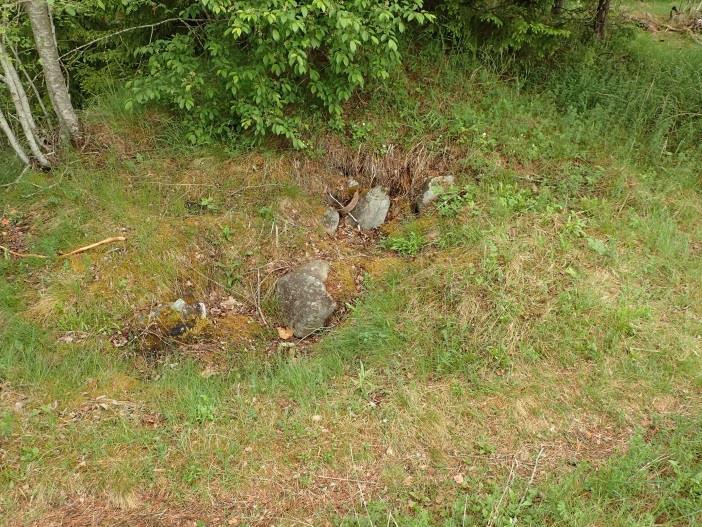 Kuopassa on sisällä sortuneita rakenteita ja nykyaikaista rojua.