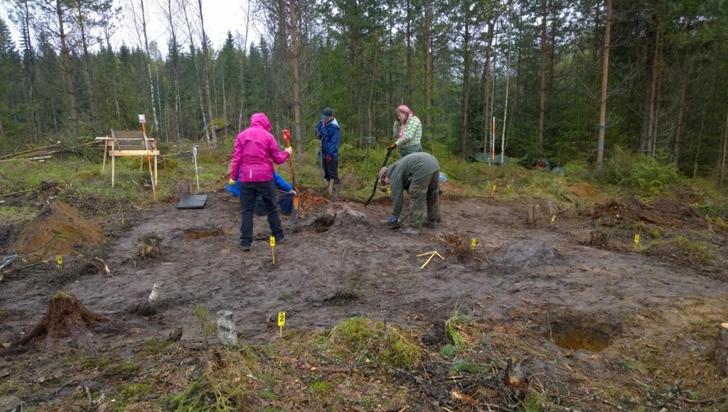 Koekuopat kaivettiin periaatteella lapiolla seulaan ja kerralla pohjaan niin kauan kun löytöjä oli tai maa muuttui selvästi puhtaaksi.