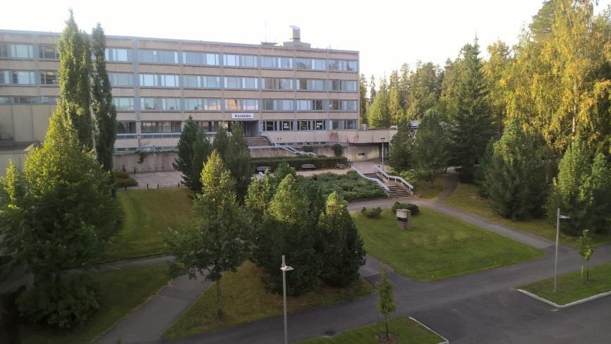 9. Konetalon inventointi Kuva 7. Konetalon pääsisäänkäynnin edusta (Mäkiselkä 2016) Konetalo on ensimmäisenä valmistut rakens. (kuva 7.) Suunnittelusta vastasi arkkitehtitoimisto Harry W.