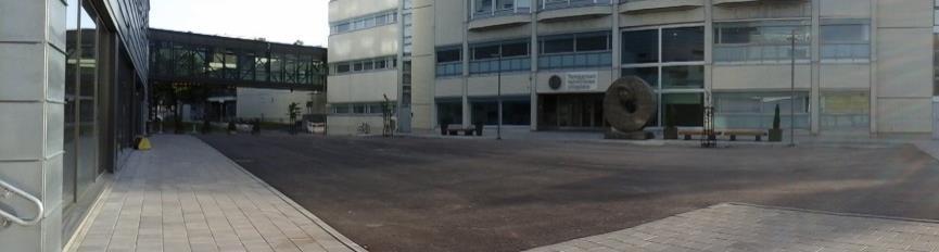 Roska-astioita on sisäänkäyntien läheisyydessä. Tupakointipaikkoja alueelta löytyy kaksi. Toinen on sisäpihalla ja toinen Sähkötalon ja Tietotalon välissä.