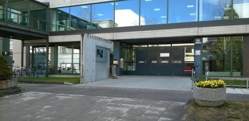 Aukio on rauhoitettu liikenteeltä betoniruukuin. Päärakenksen edustalla on kaksi nkkiryhmää ja ruukut. Ympärillä olevat rakenkset varjostavat aluetta. Alue on kolkko eikä houkuttele viihtymään.