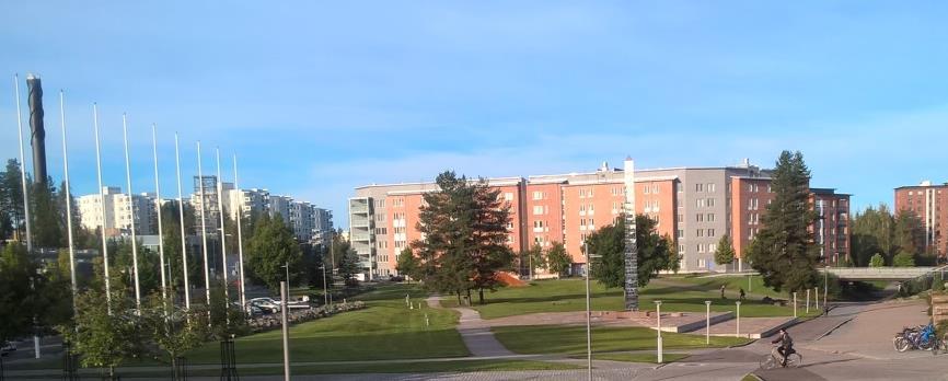 vuonna 201, kun kiinteistö valmistui. Nurmikkoa on kiinteistön eteläpuolella. Reittien päällysteet, rajaukset ja seinien vierustat Kiinteistön ympäristö on päällystetty betonilaatoin.