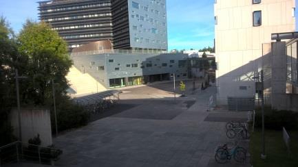 Osaan alueista riittää kalustuksen uusiminen tai kunnostaminen, osaan pitää tehdä laajempi toimintojen suunnitelma. 1. Päärakenksen ja Kampusareenan välinen aukio Kuva 1.