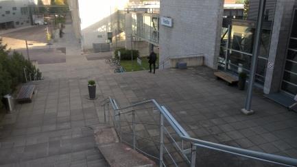 iltapäivään. Alueen ja ajoväylän väliin istutetut oret lehmukset ja tuijat tuovat kasvaessaan alueelle vehreyttä.