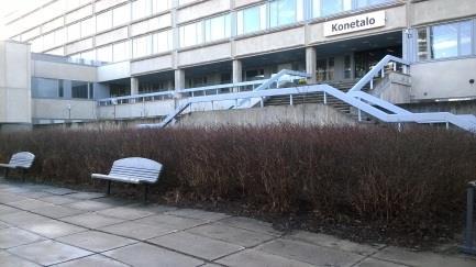 läpikulkuväylä ja tupakoitsijoiden taukopaikka. Alueen sijainti ja rauhallisuus pisivat esimerkiksi ulkokuntosalille. (kuva 7.