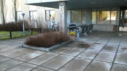 Sisäpihalle on käynti sisäkautta ja samassa kerroksessa sijaitsee myös talon kahvila. Kahvilasta huolimatta alue on melko vähäisessä käytössä.