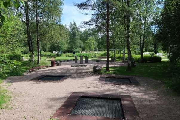 Parkouralueen maahan upotetuilla trampoliineilla on nähty pomppijoita pikkulapsista valkohapsisiin