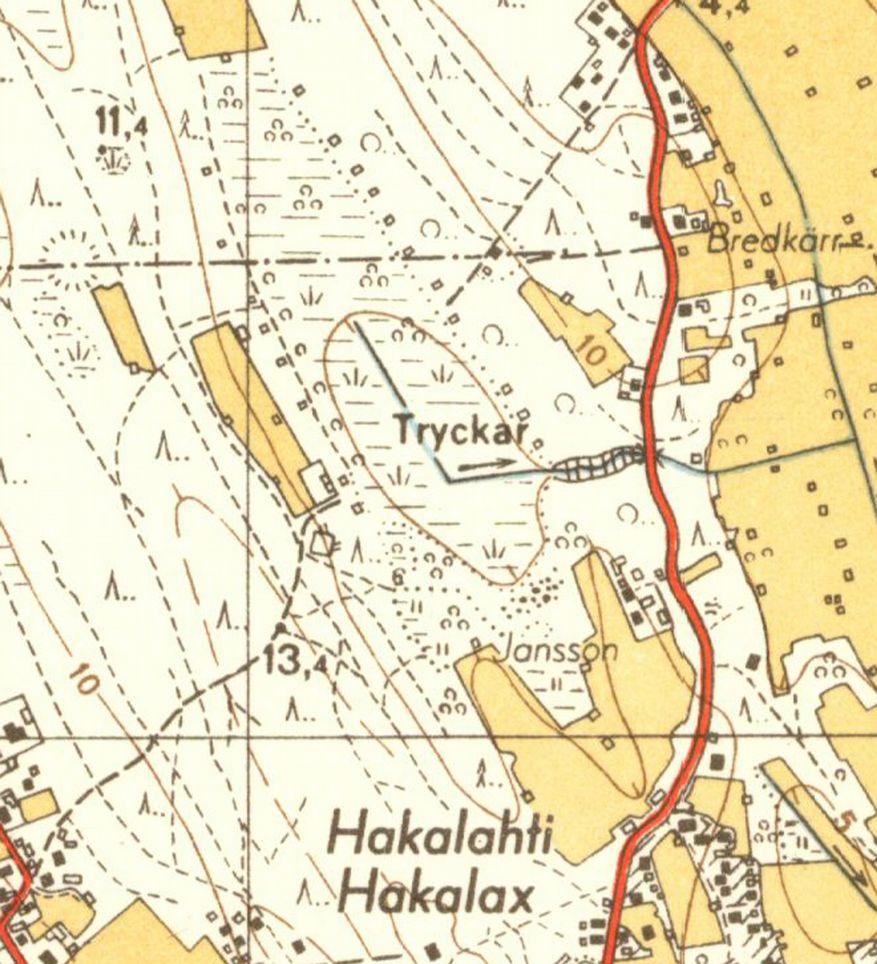 8 Ote vuoden 1949 peruskartasta. Janssonin tilan länsipuolelle on merkitty louhikkoa 1800-luvun tielinjan koh dalle.