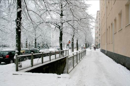 Koulurakennuksen luokkasiipi oikealla, aulaosa keskellä ja ruokasalista, keittiöstä ja juhlasalista koostuva rakennussiipi vasemmalla.