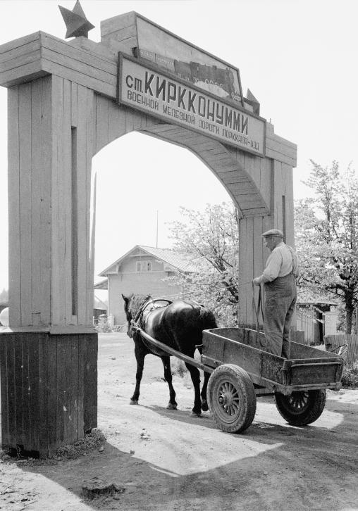 17 Naapuri päätti milloin Suomen hevonen pääsi portista sisään.