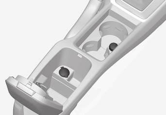KUORMAUS JA SÄILYTYS Keskikonsoli - 12 V:n liitäntä Tunnelikonsolin säilytyslokerossa ja mukinpitimen vieressä on sähköliitännät (12 V). 12 V:n liitäntä keskikonsolissa, etuistuin.