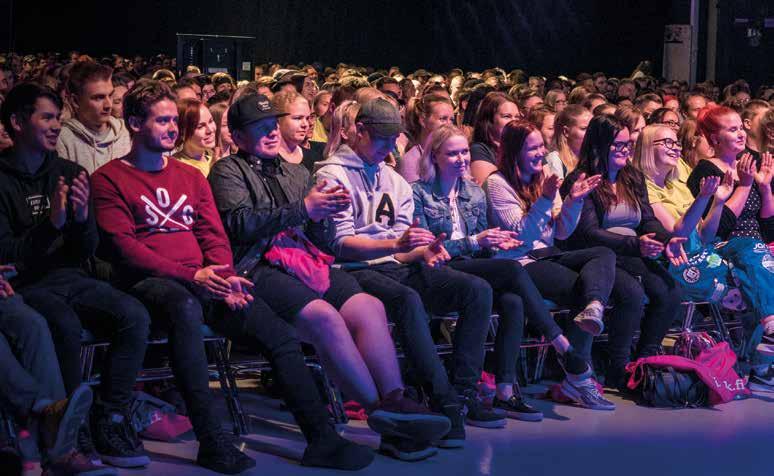Tervetuloa JAMKiin! Lukuvuoden avajaisiin kokoontuu joka vuosi yli 1400 aloittavaa opiskelijaa. Juhla on merkittävä startti kohti opiskelua, JAMKia ja kuulumista yhteisöön.