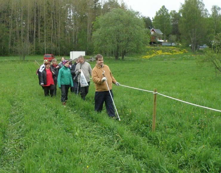 14 Kuva 3: Kaivausten alkuvaiheessa toteutettiin näkövammaisille suunnattu esteetön kaivaus. (Kuvat: Georg Haggrén.