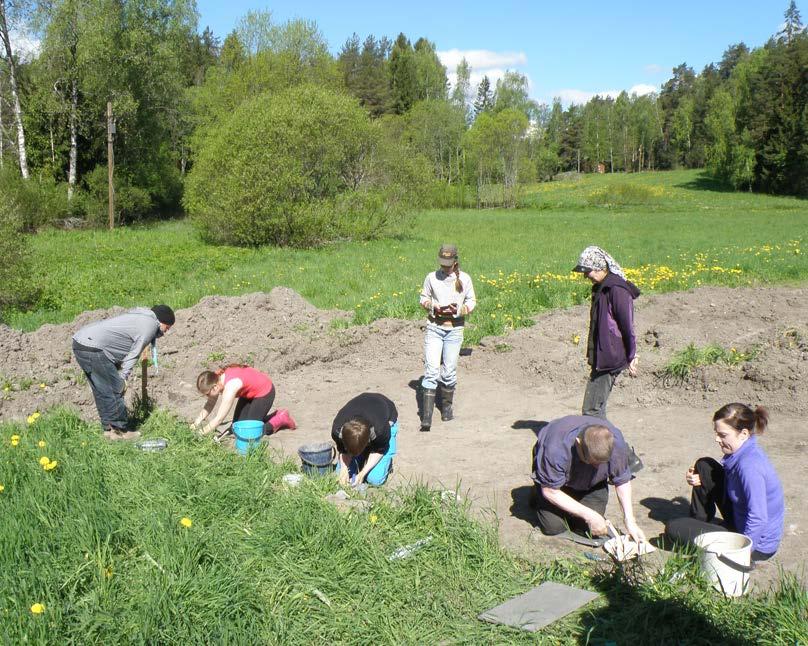 Arkeologien opastamina yhteensä kuusi vaikeasti näkövammaista kurssilaista kaivoi koneellisesti pintamaan alta paljastunutta ensimmäistä kaivauskerrosta.