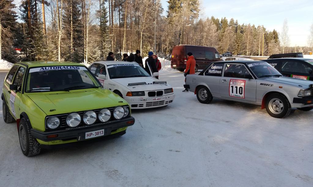 Paikallista kalustoa odottelemassa luonteeltaan nautinnolliselle reitille pääsyä. Ja kuljettajina vasemmalta Seppo Laamanen, Ilpo Kähkönen ja Jukka Lajunen.
