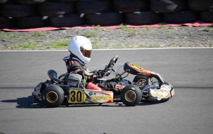 Kartingin harrastajalisenssija ajokorttikoulutus Kokonaishinta 100 sisältää: - teoriaosan 2 h - ajoharjoittelun 1 h - karting-ajokortin - seuran jäsenyyden - karting-lisenssi (42, sis.